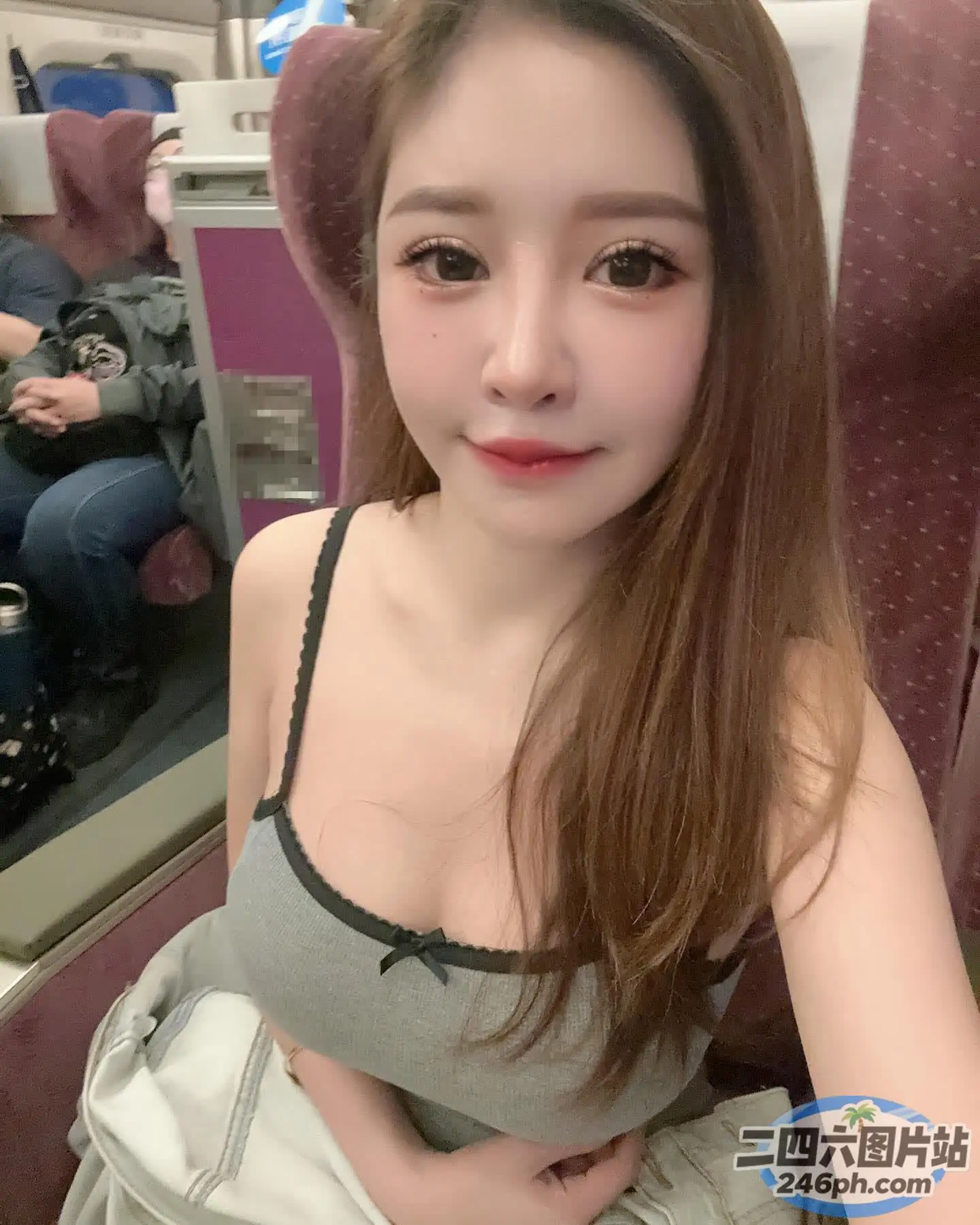 一个女人拿着钱包坐在火车上的特写