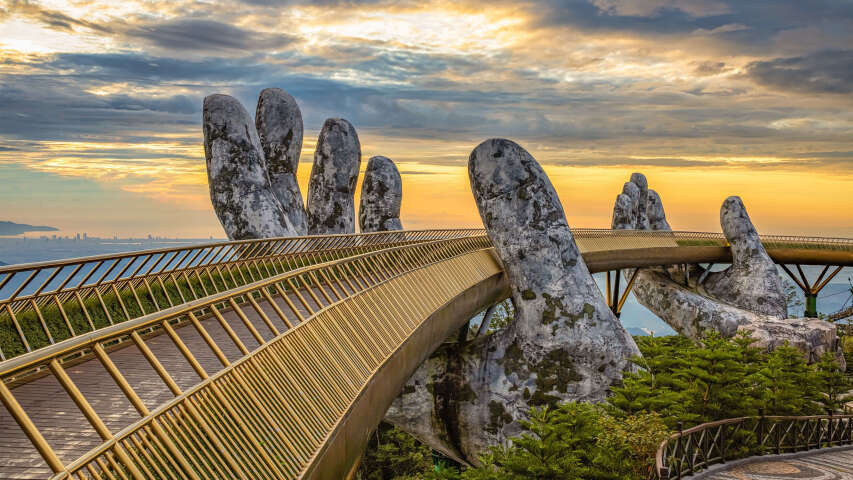 阿拉夫桥 （Araffe Bridge） 有金色的栏杆和侧面的手形岩石