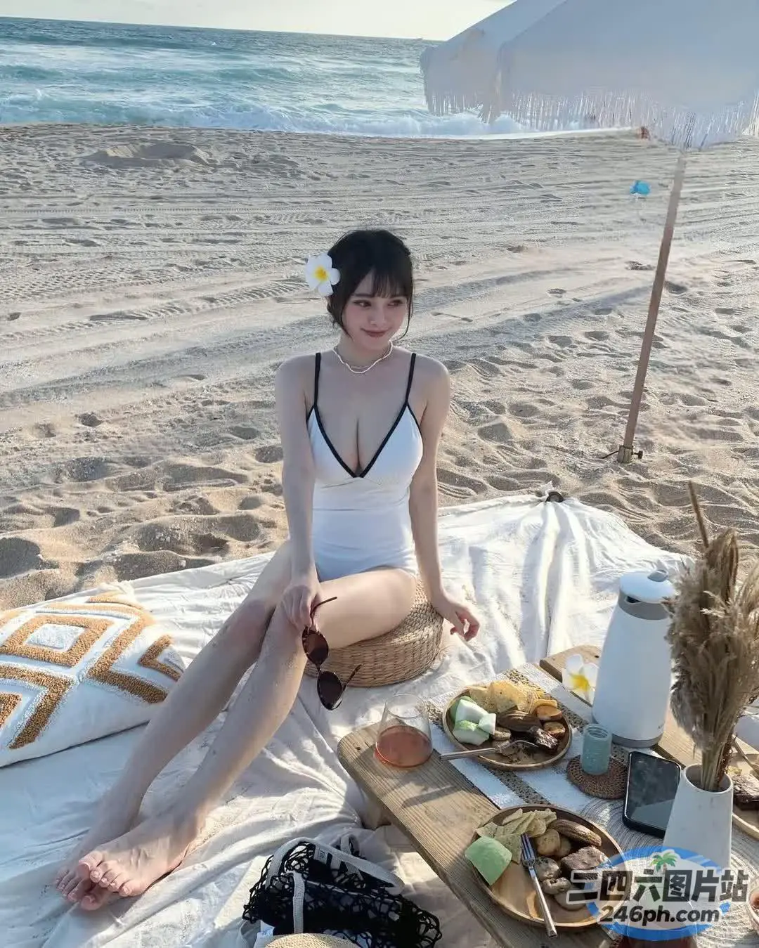 海滩上有一个女人坐在毯子上