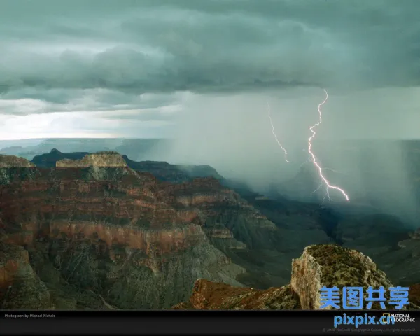 雷暴在峡谷上空的雷暴和闪电的视图