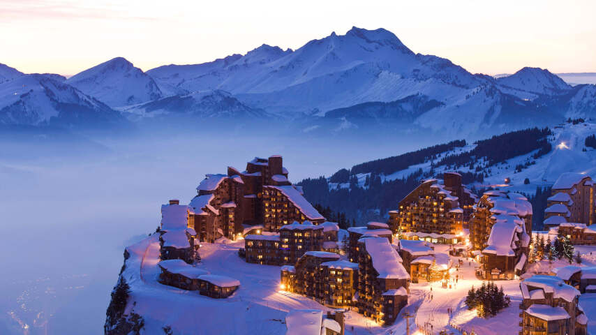 白雪皑皑的群山和夜晚灯火通明的小镇