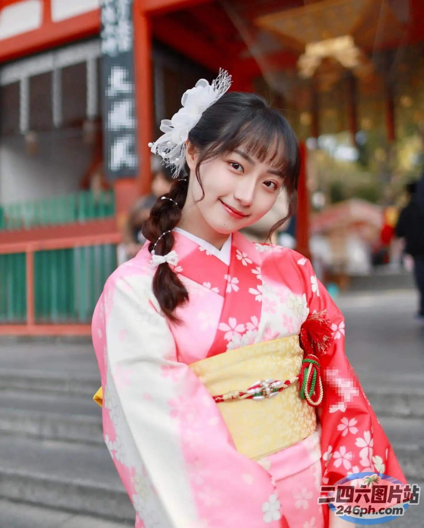 台阶上站着一个穿着和服的女人