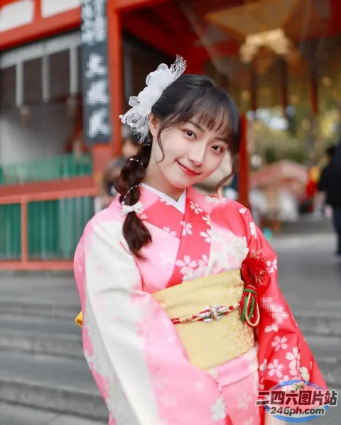 台阶上站着一个穿着和服的女人