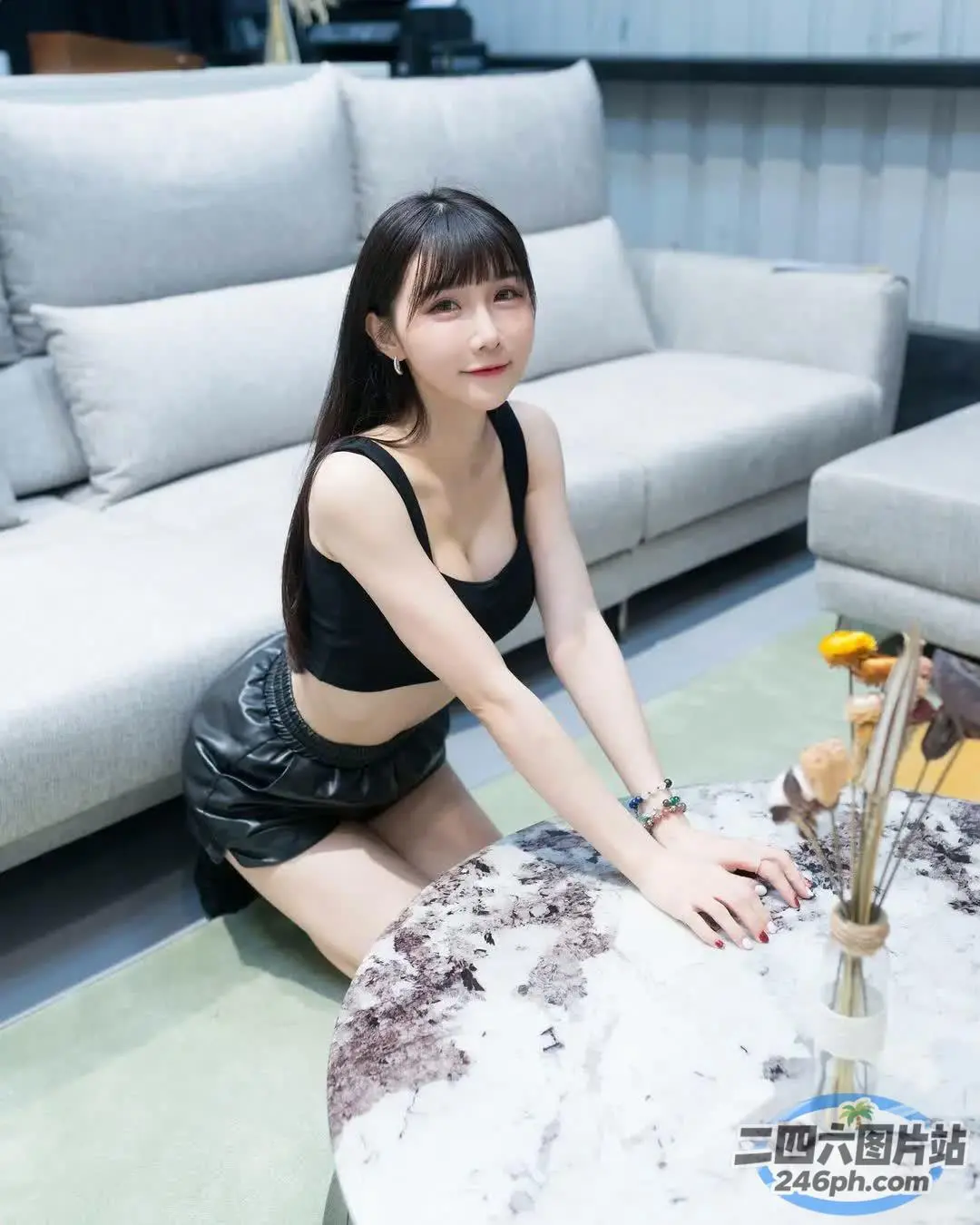 一位身穿黑色上衣和黑色短裤的女人的特写