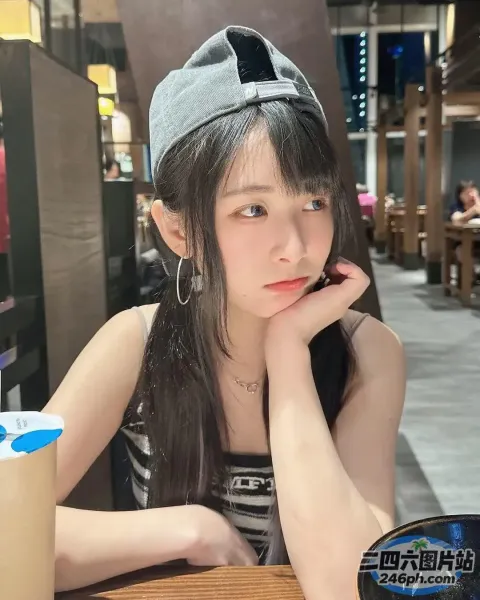 一个人坐在桌子旁喝酒的特写镜头