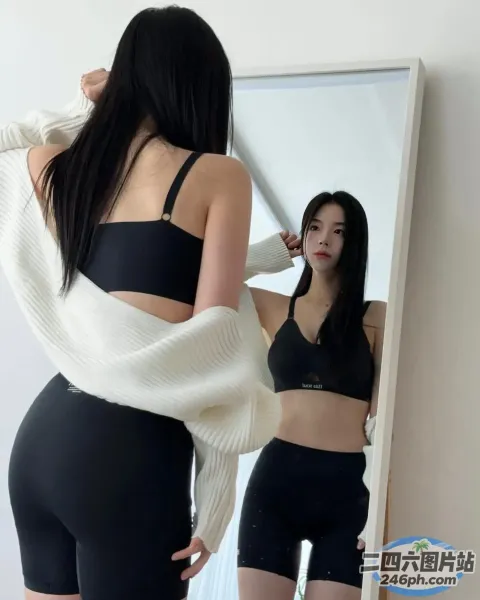 有一位穿着黑色文胸上衣和黑色短裤的女人