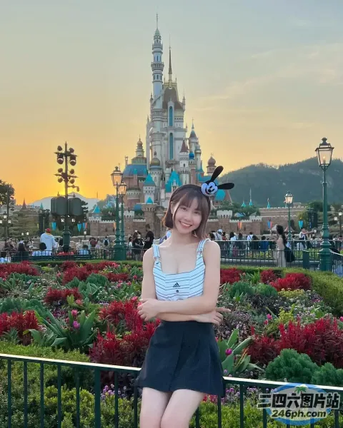 身穿黑色裙子和白色上衣的 arafed 女子合影留念