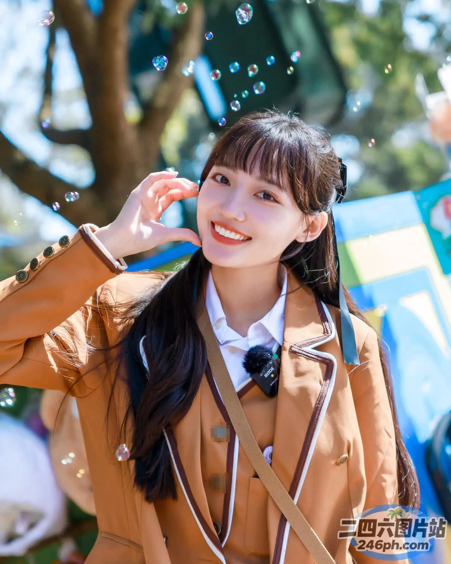 身穿棕色外套、白色衬衫和棕色包的 araffe 女孩