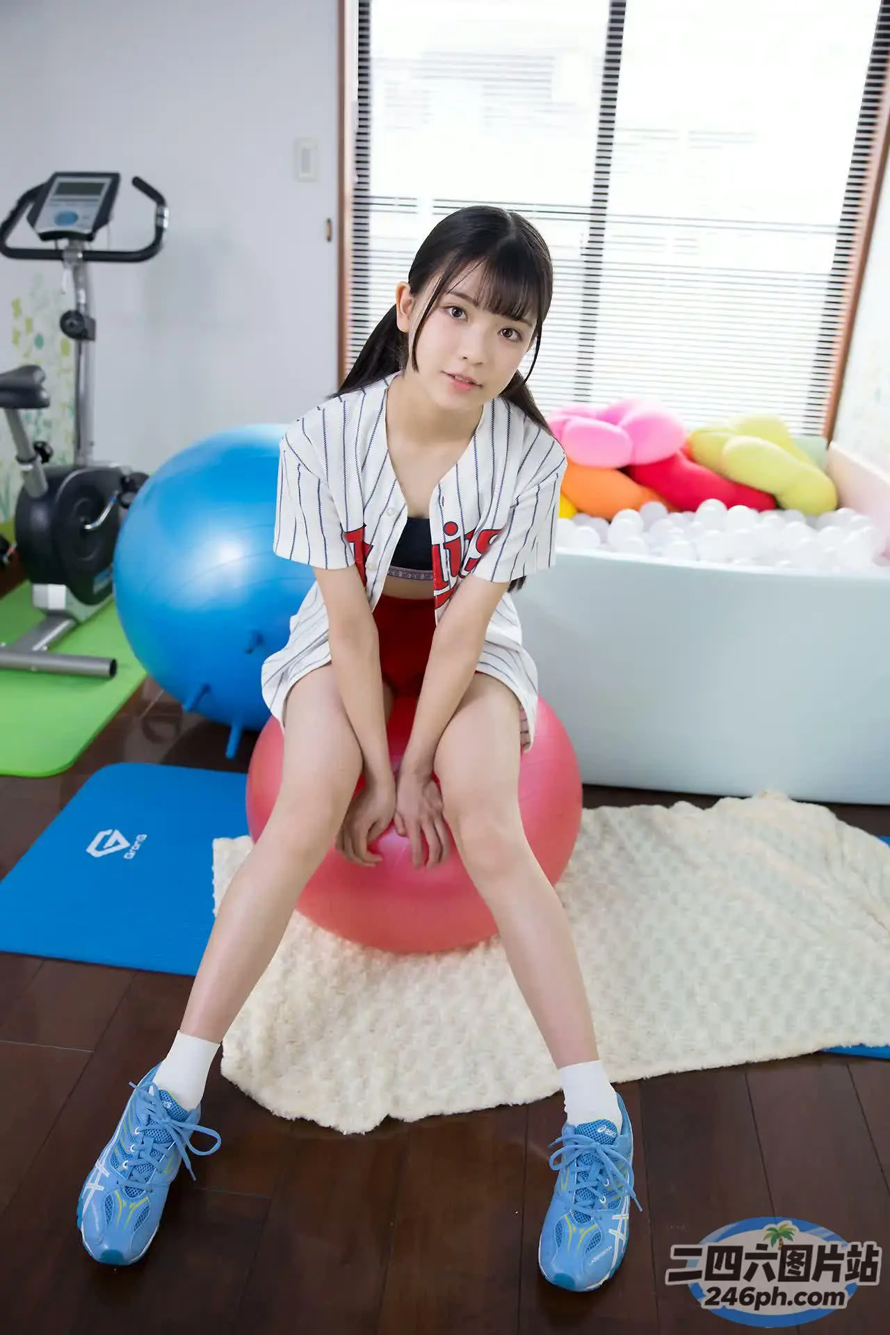 arafed 亚洲女子在健身房坐在球上