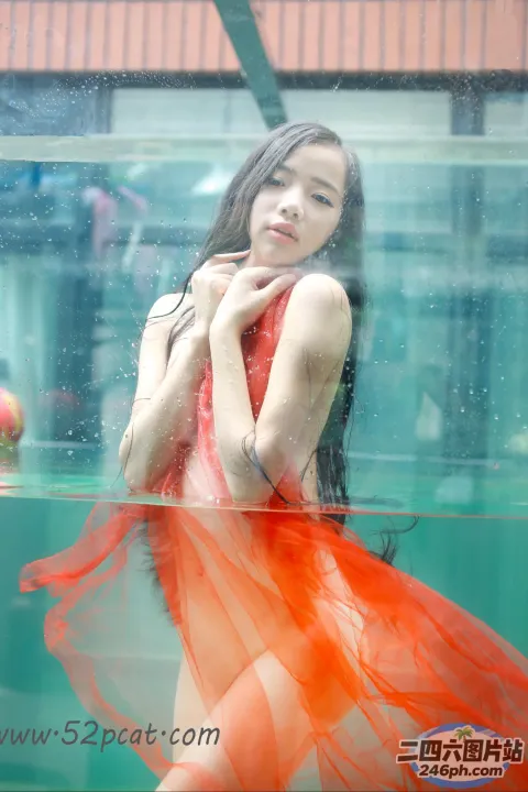 泳池中身穿红裙的女人的特写
