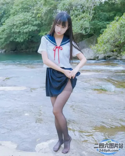 有个身穿水手服的女人在水里摆姿势