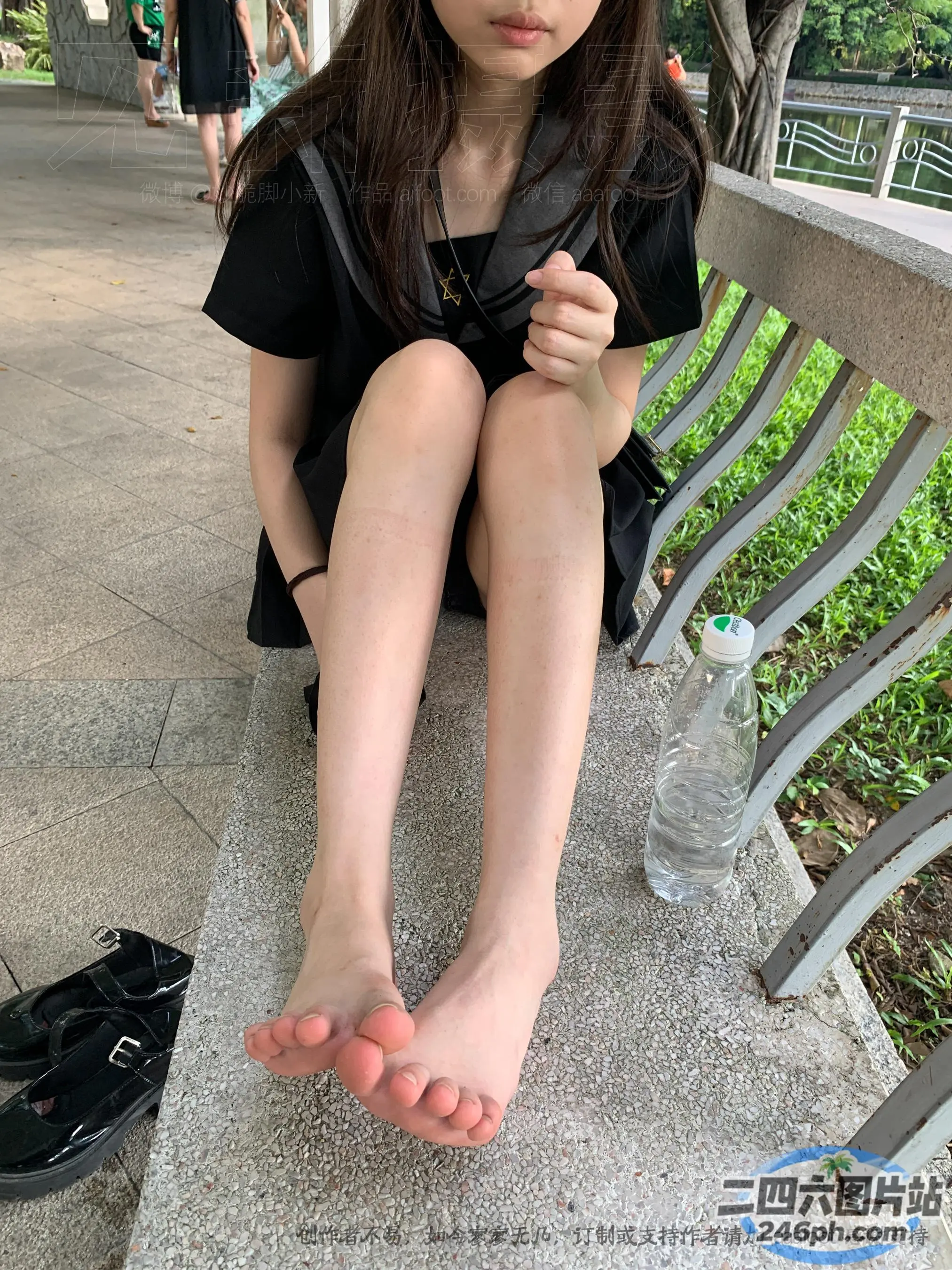 有一个年轻的女孩坐在长凳上，双叉