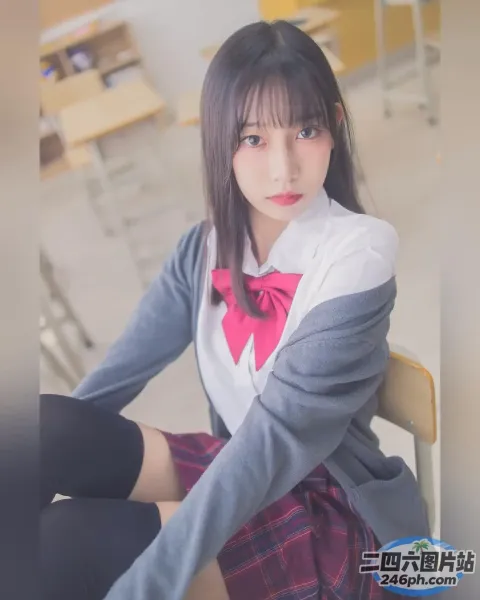 有一位穿着校服的年轻女子坐在椅子上