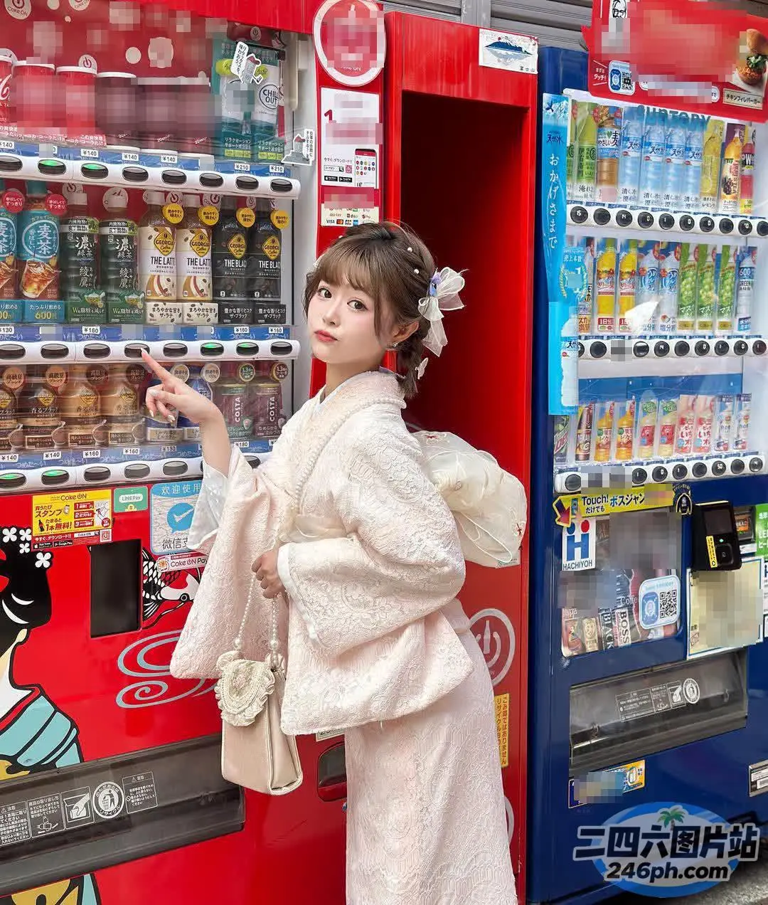 站在自动售货机前的和服女子