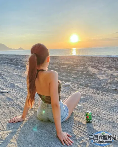 Araffe 坐在海滩上，手里拿着啤酒和瓶子