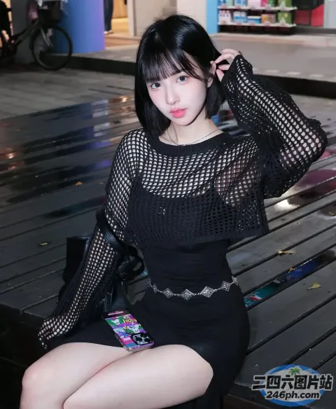 一位身穿黑色连衣裙坐在长凳上的女人的特写