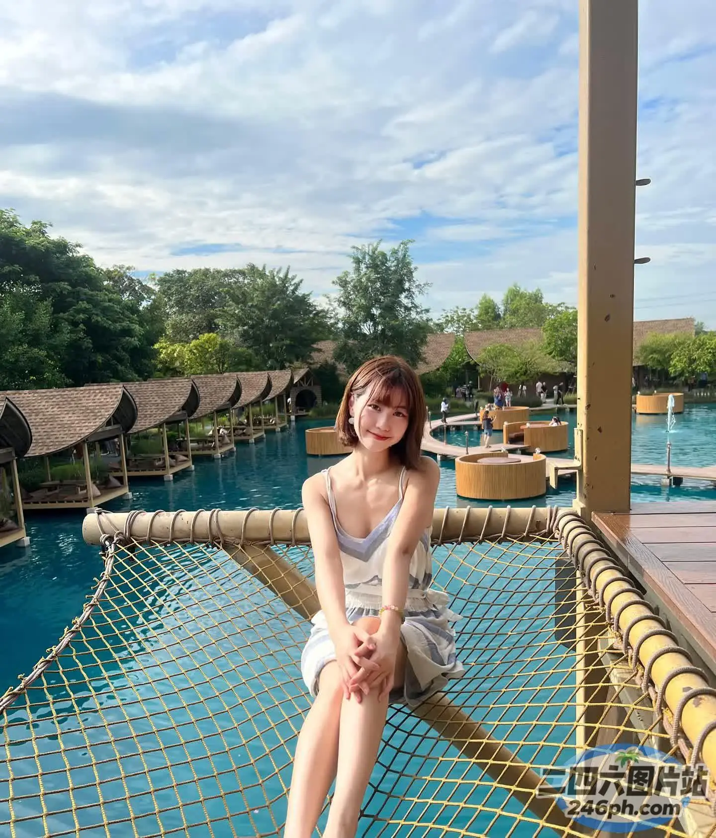 坐在度假村吊床上的 arafed 女人