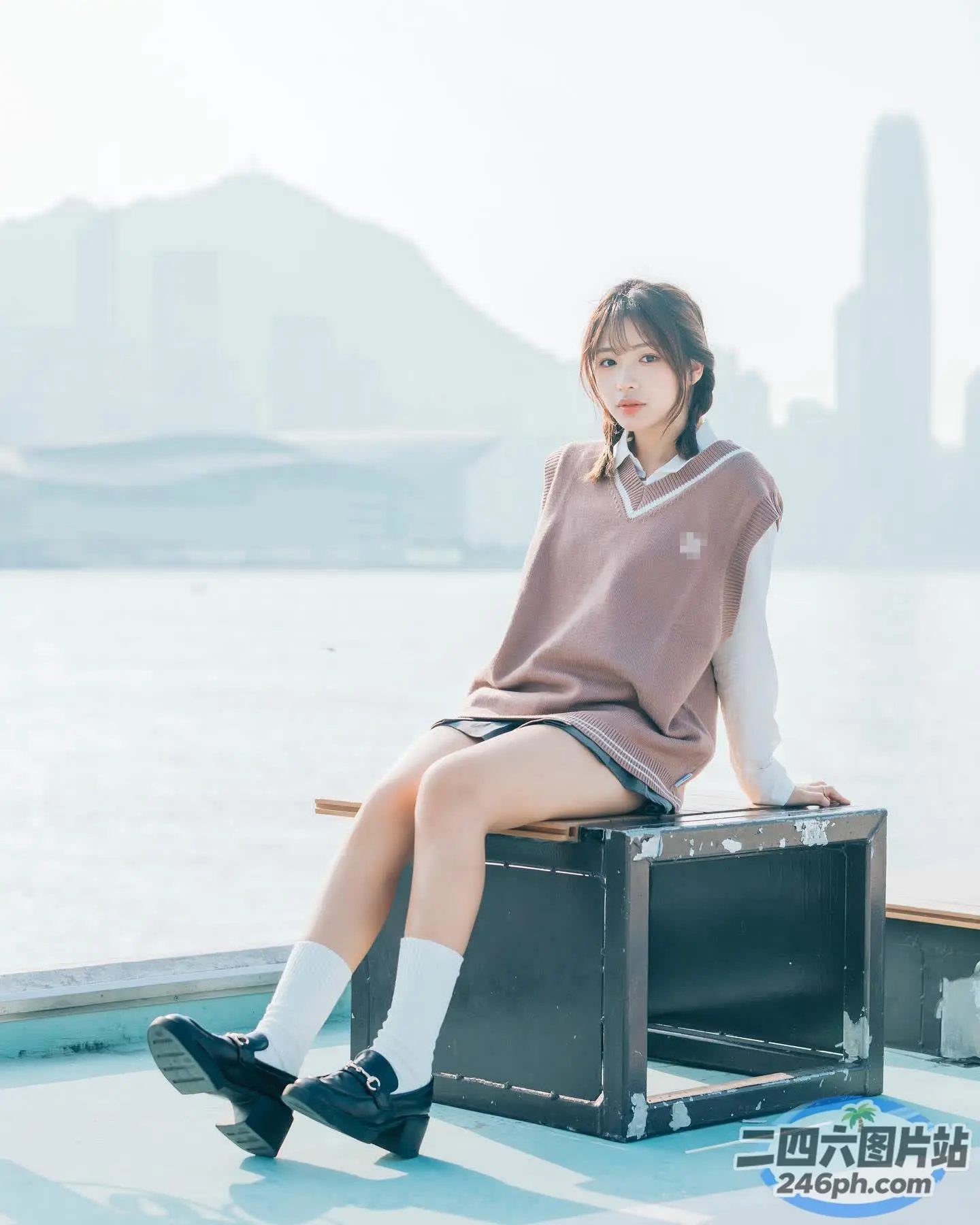 码头上有一个女人坐在手提箱上