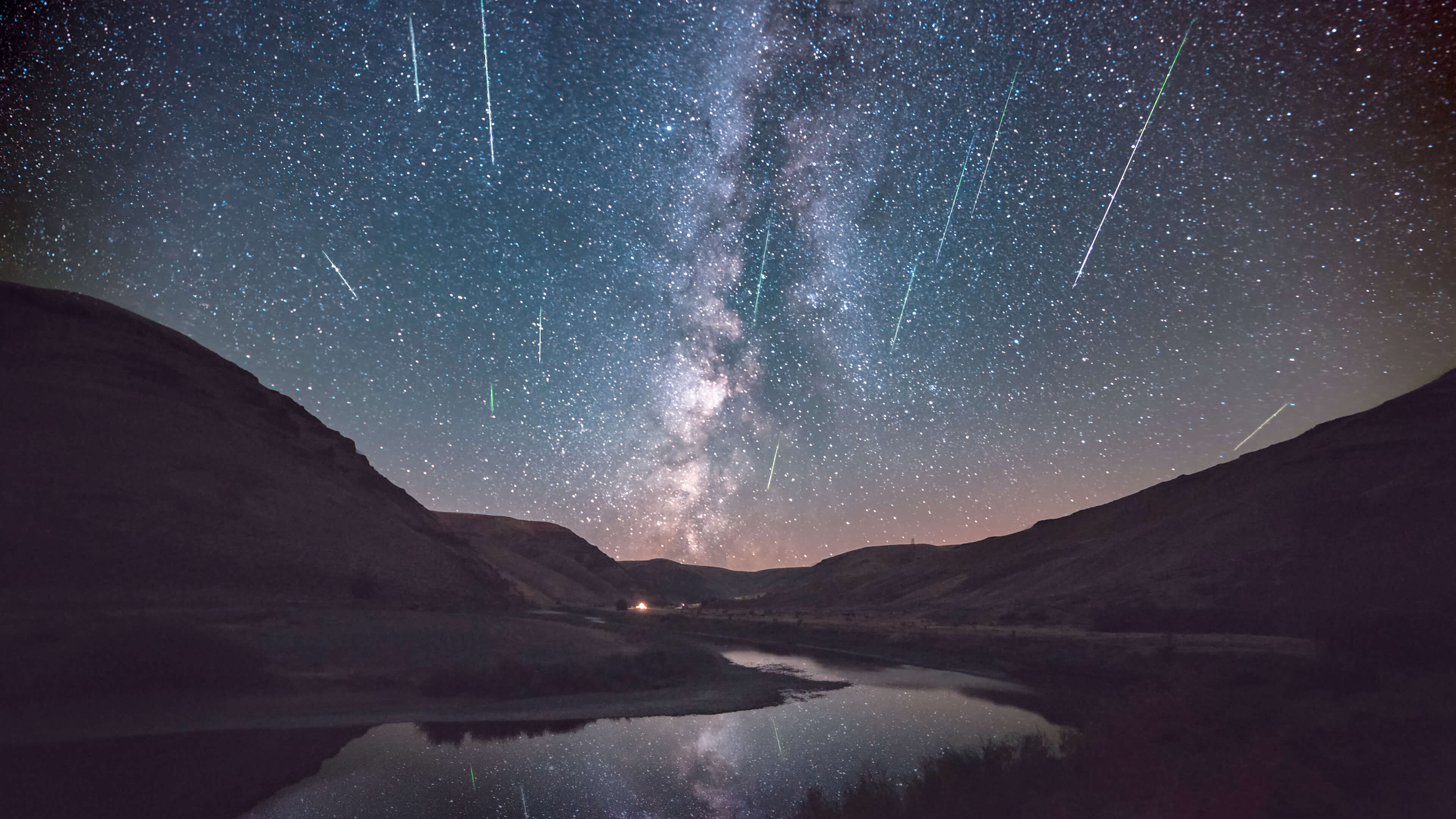星空，流星和湖上的流星