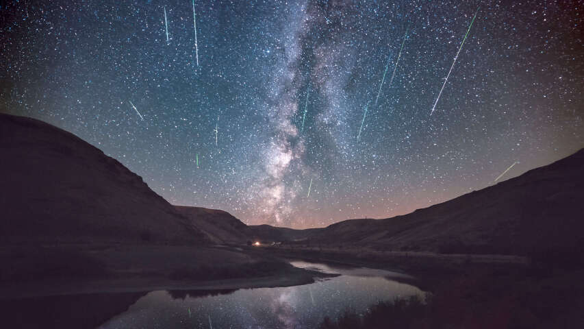 星空，流星和湖上的流星