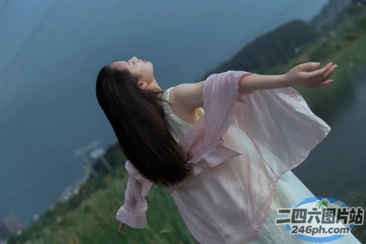 穿着粉红色连衣裙的 arafed 女人站在窗台上，张开双臂
