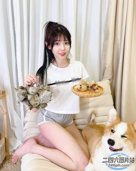 阿拉菲女人坐在沙发上，手里拿着一盘食物和一只狗