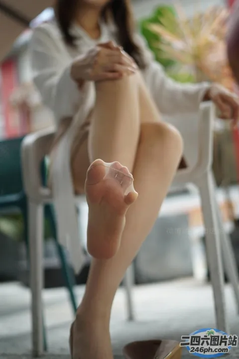 有个女人坐在椅子上，双脚抬起