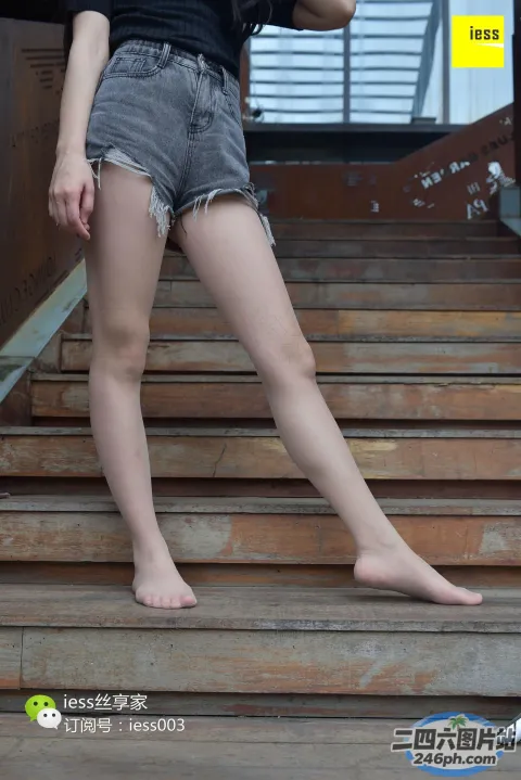 台阶上站着一个女人，手里拿着手机
