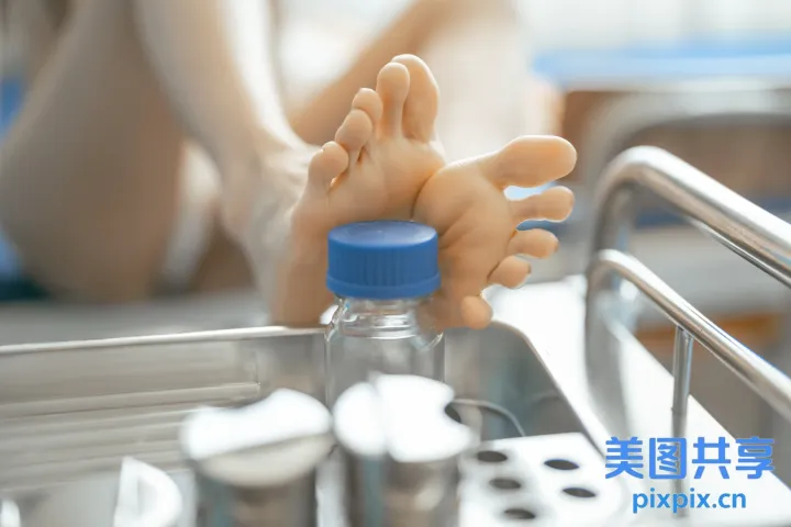 有人坐在病床上，双脚撑起
