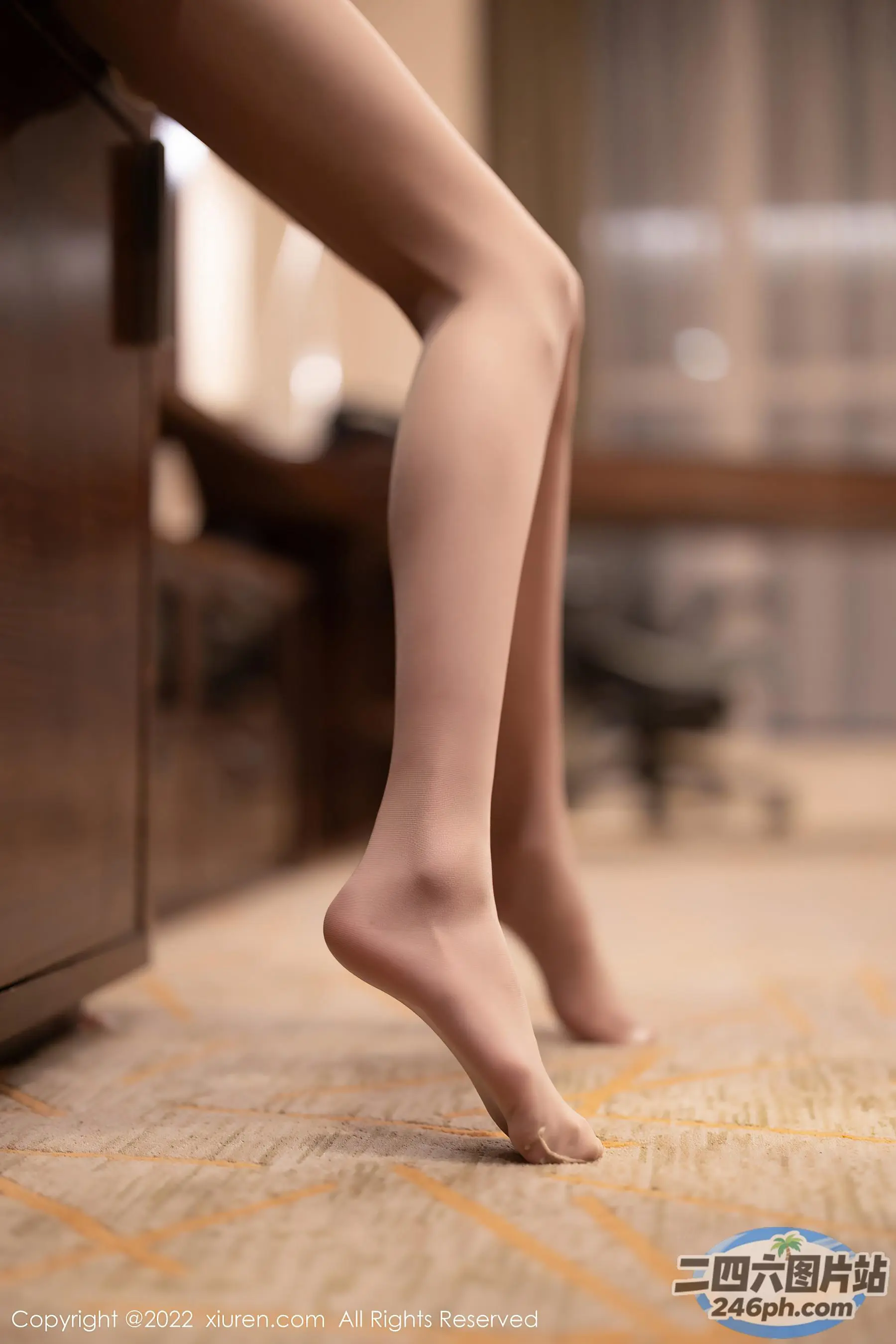有一个女人的腿站在地毯上