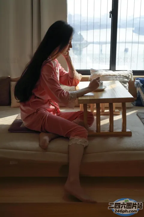 有个女人坐在床上看书