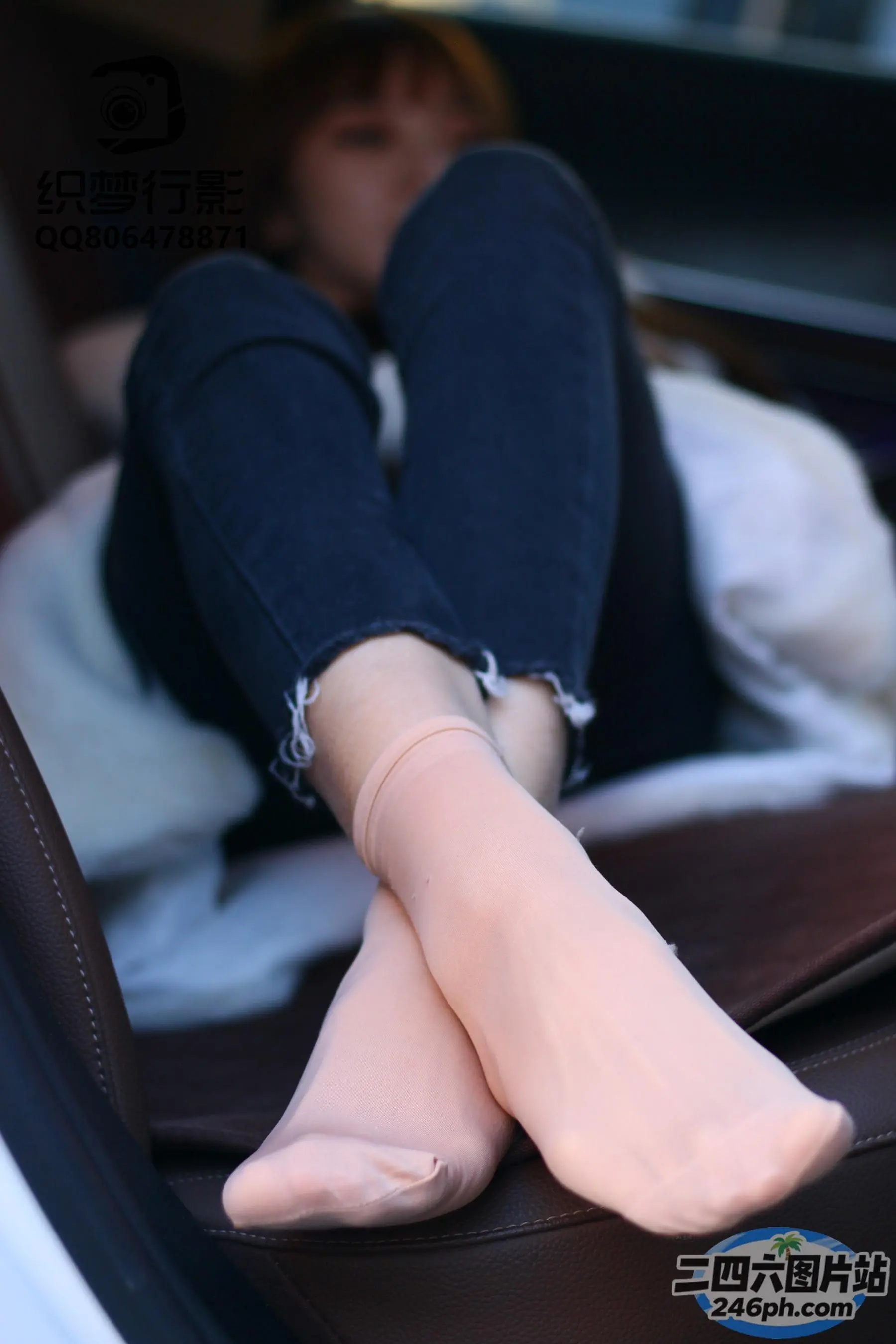 后座上坐着女人的车里的双腿