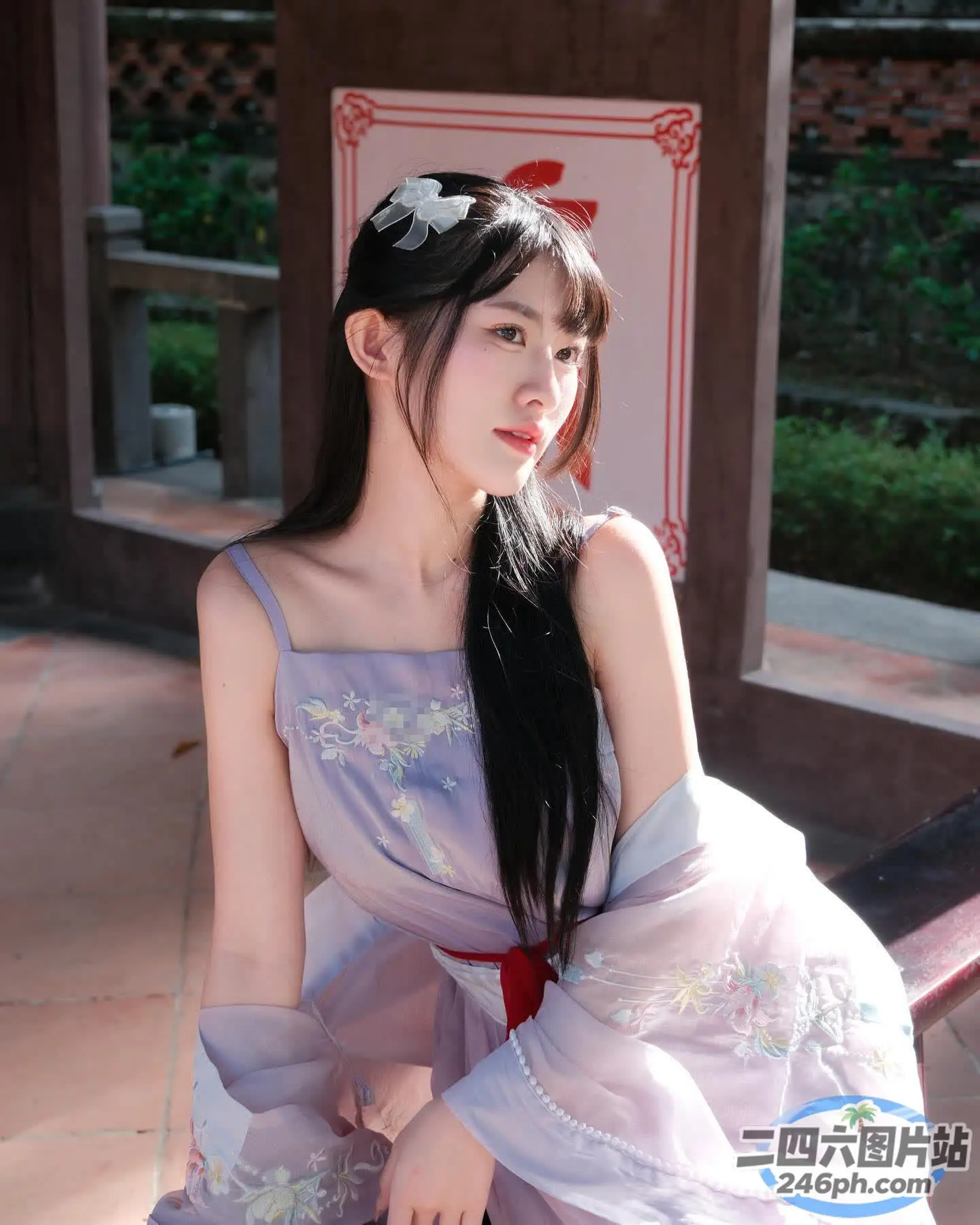 坐在长凳上的紫色连衣裙的 araffe 亚洲女性