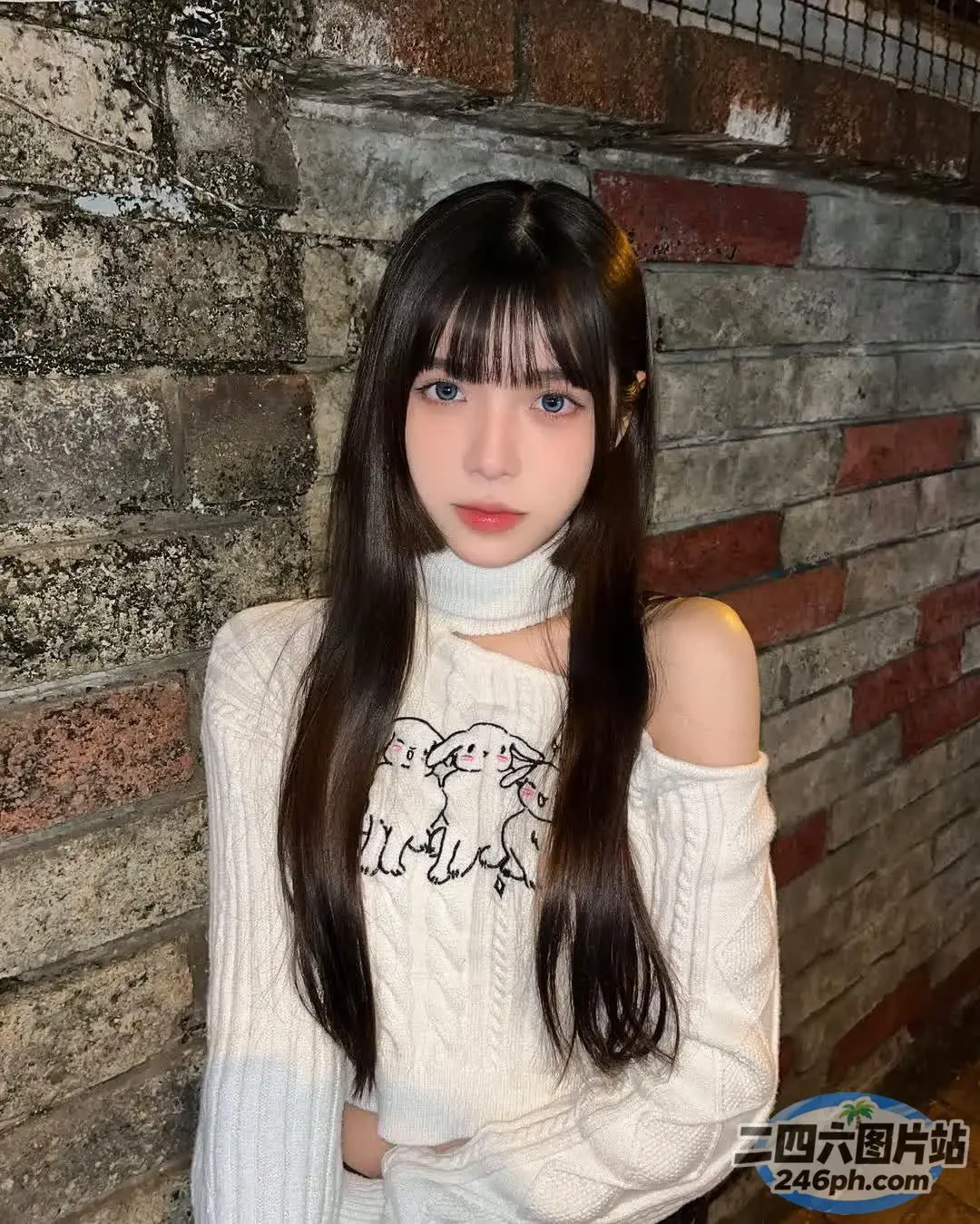 长发的阿拉夫德女人，穿着白色毛衣和牛仔裤