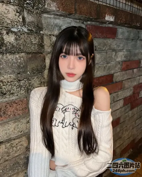 长发的阿拉夫德女人，穿着白色毛衣和牛仔裤