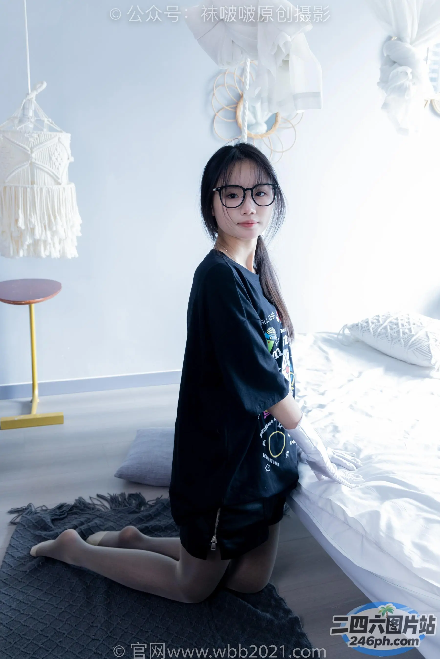 阿拉菲德女人坐在带床的卧室的地板上