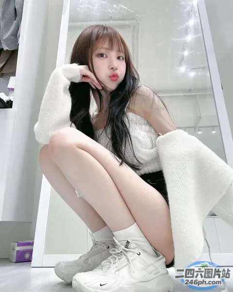阿拉菲女孩双腿交叉坐在地板上