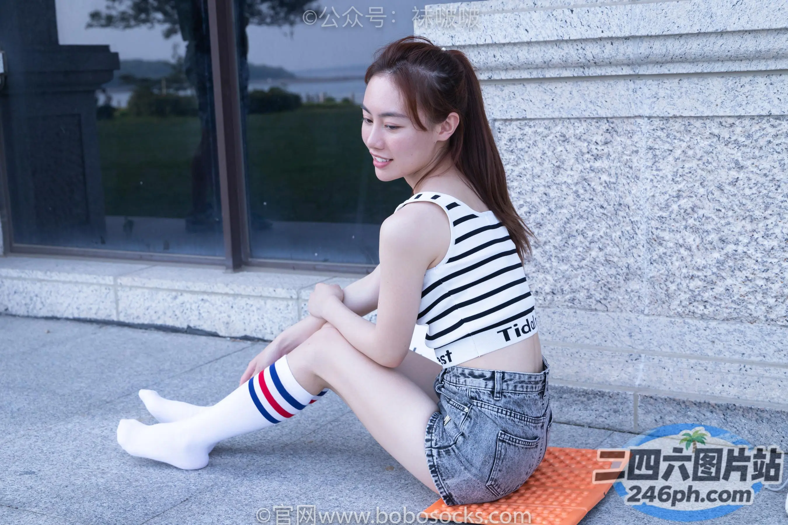 坐在人行道滑板上的 arafed 女人