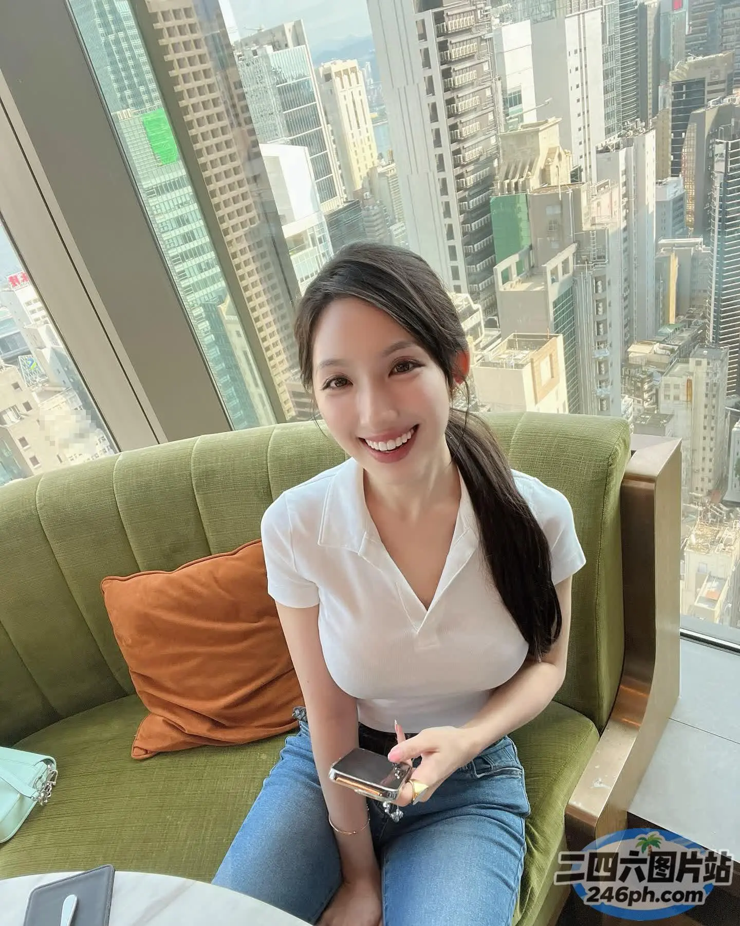 坐在窗前绿色沙发上的阿拉菲女人
